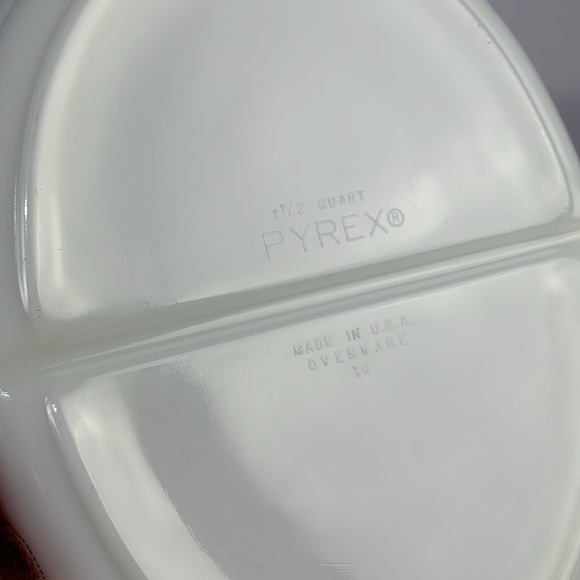 PYREX 1 1/2 Quart Divided Bake Dish “Brown Town and Country Quilt - Picture 8 of 12